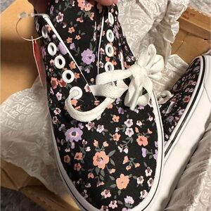 Vans lace up in Ditsy Floral